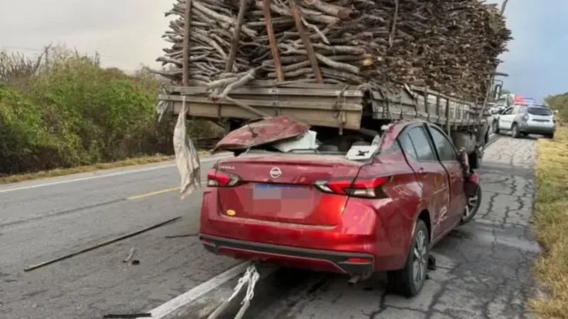 Motorista morre após carro bater na traseira de caminhão no RN